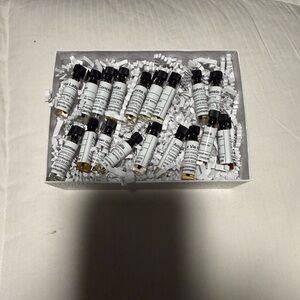 18 different niche and gourmand perfume samples. 1ml non-spray bottles.